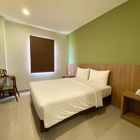 Front One Hotel Gombong Gombong  Extérieur photo