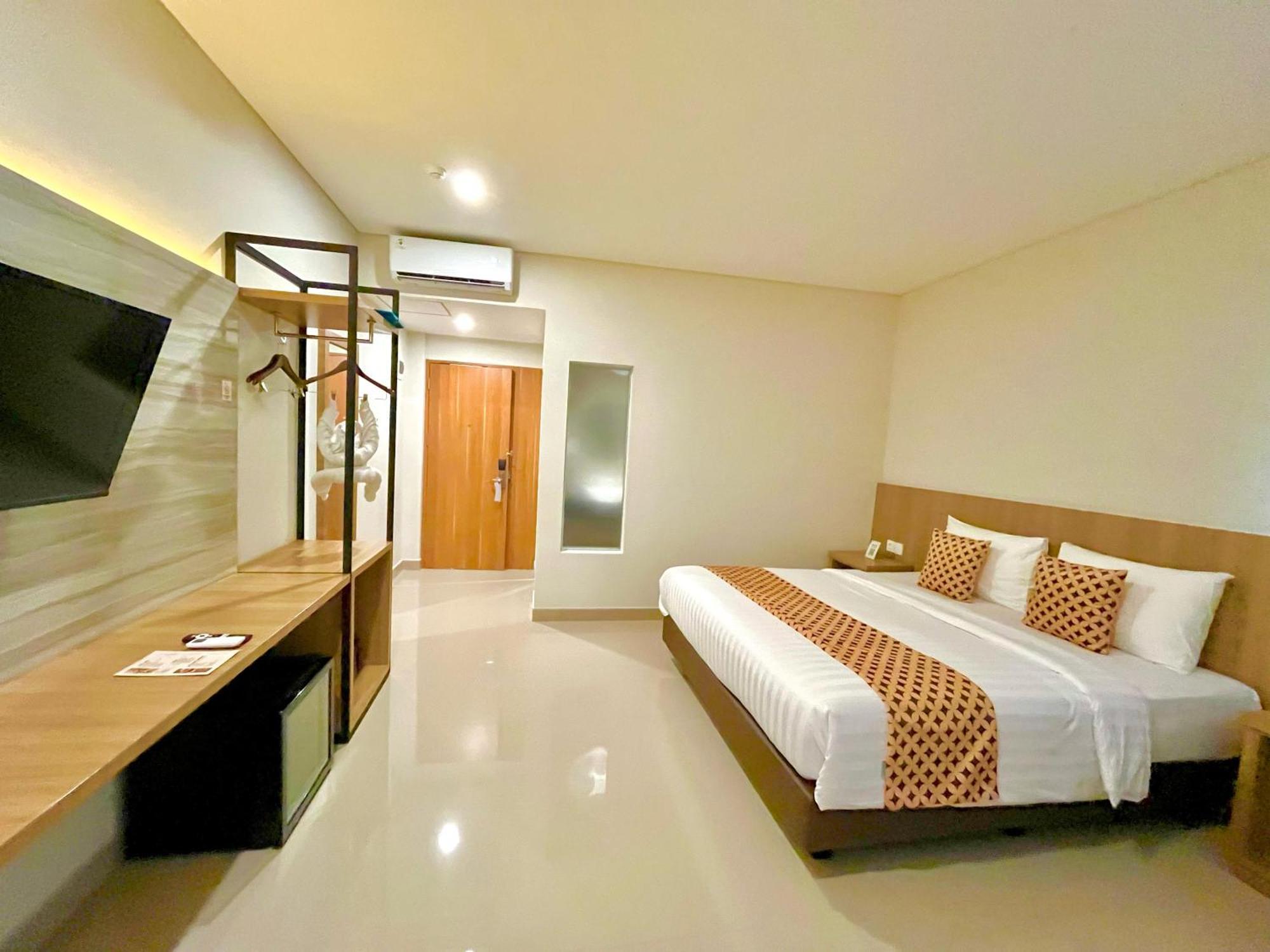 Front One Hotel Gombong Gombong  Extérieur photo