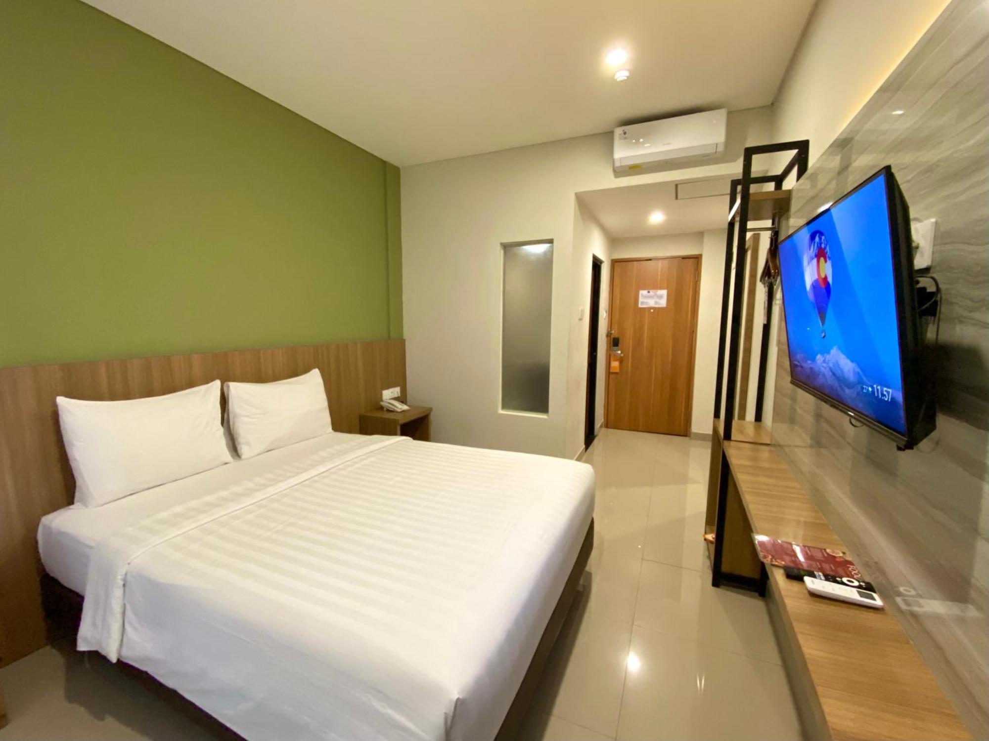 Front One Hotel Gombong Gombong  Extérieur photo