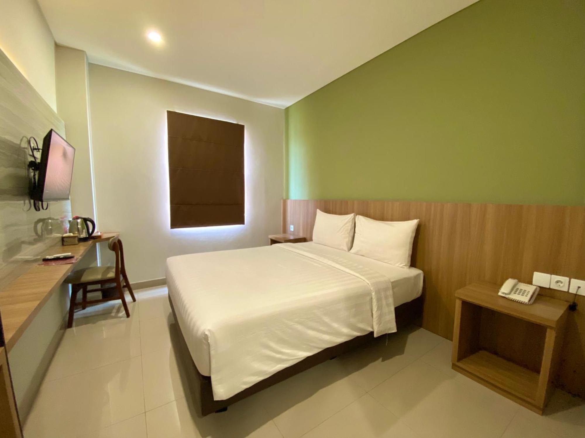 Front One Hotel Gombong Gombong  Extérieur photo