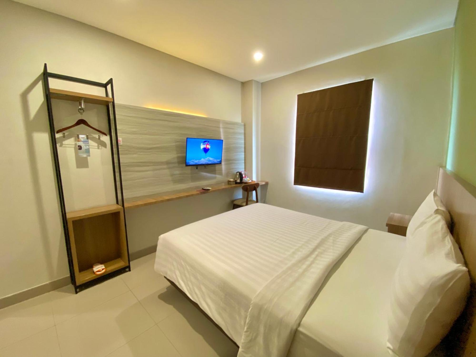 Front One Hotel Gombong Gombong  Extérieur photo
