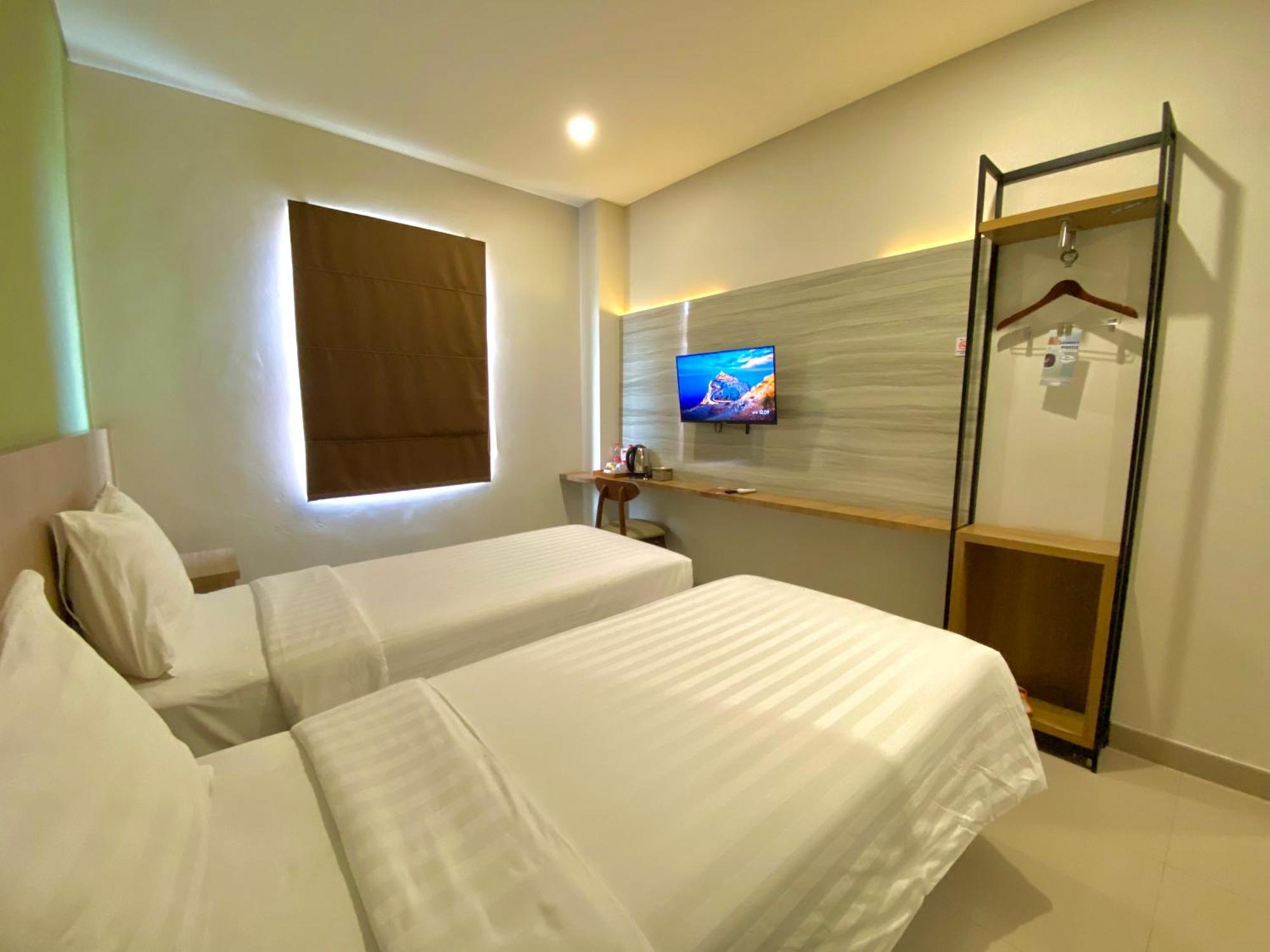 Front One Hotel Gombong Gombong  Extérieur photo