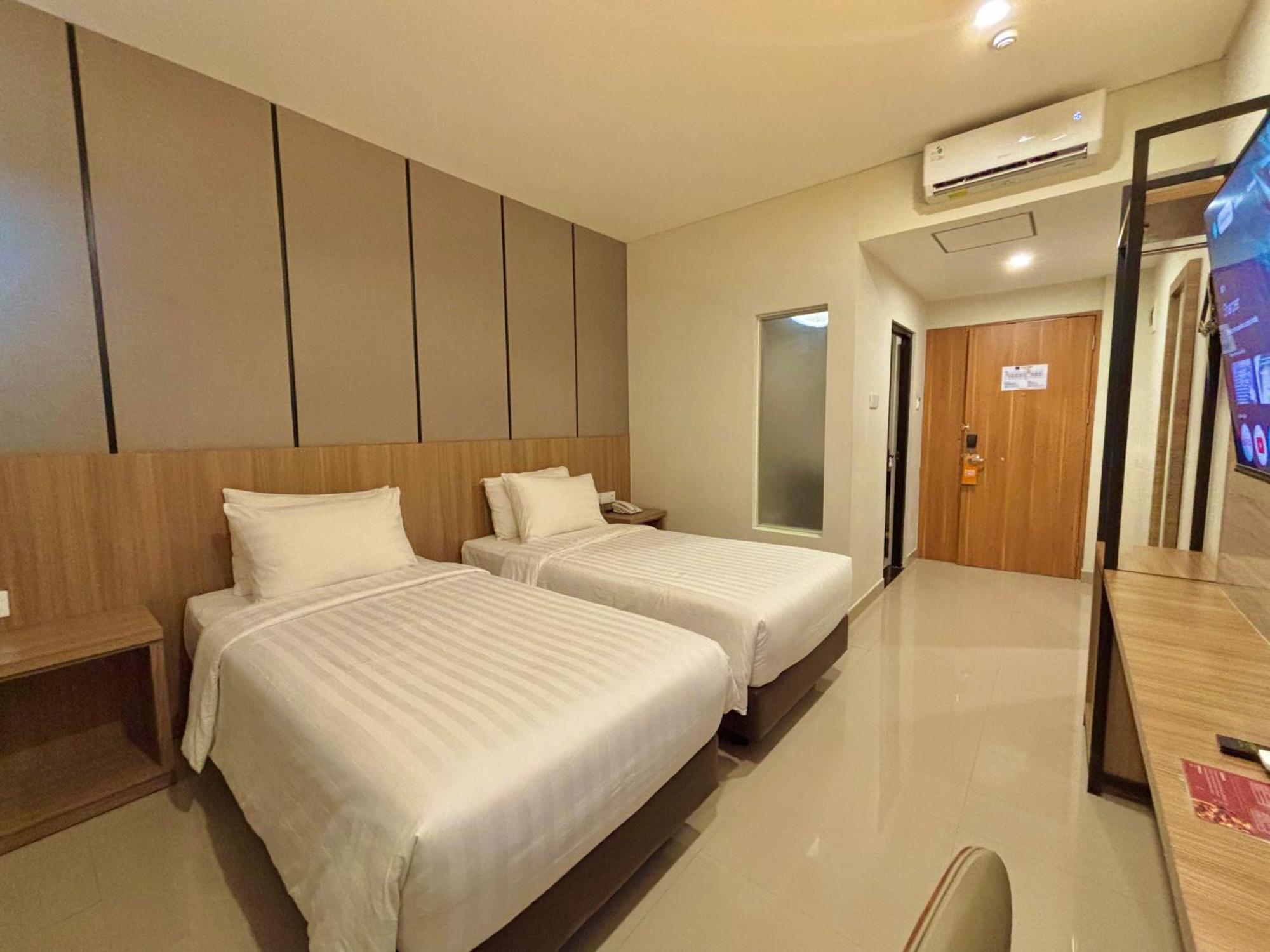 Front One Hotel Gombong Gombong  Extérieur photo